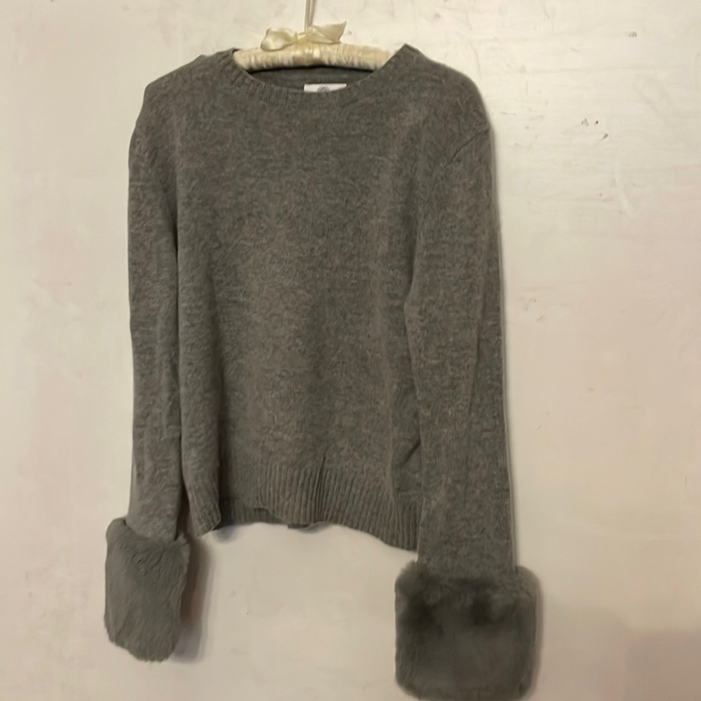 Grey cashmere sweater with faux fur cuff